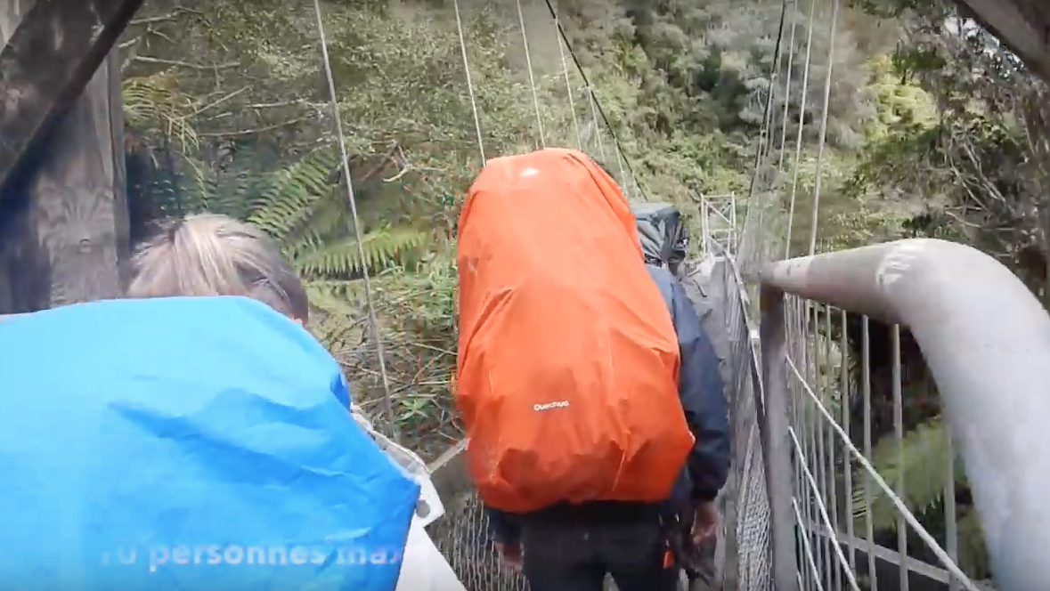 【九死に一生】ニュージーランドの吊橋が崩壊して３人が落下。【海外衝撃動画】３.png