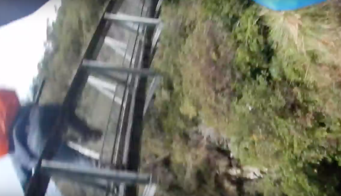 【九死に一生】ニュージーランドの吊橋が崩壊して３人が落下。【海外衝撃動画】７.png