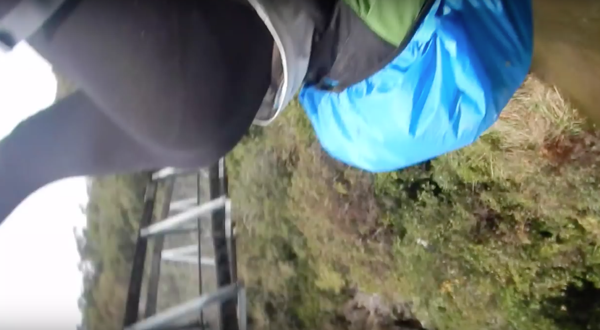 【九死に一生】ニュージーランドの吊橋が崩壊して３人が落下。【海外衝撃動画】８.png