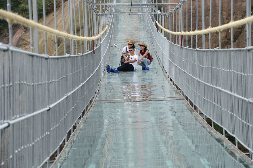 【怖すぎる】中国発、世界一長いガラス張りの橋がやばい！！７.jpg