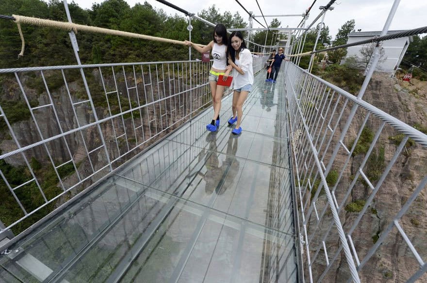 【怖すぎる】中国発、世界一長いガラス張りの橋がやばい！！８.jpg